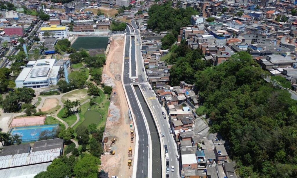 Vista do novo trecho do Complexo Maurício de Medeiros, em Santo André, com pavimento, sinalização e iluminação LED.