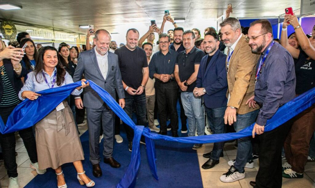 São Caetano reforça parceria com o Instituto Mauá de Tecnologia na abertura do Eureka 2025 Autoridades e estudantes na abertura da Eureka 2025 no Instituto Mauá, em São Caetano, com exposição de projetos de inovação e tecnologia.