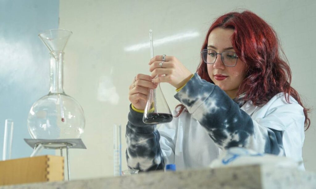 Seduc-SP alcança 8,2 mil estudantes com bolsas do Programa BEEM