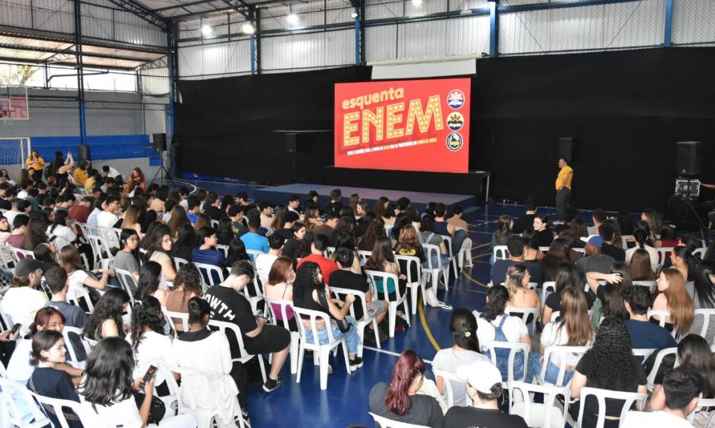 Singular faz revisão gratuita para o Enem e reúne estudantes de escolas públicas e particulares Singular faz revisão gratuita para o Enem e reúne estudantes de escolas públicas e particulares