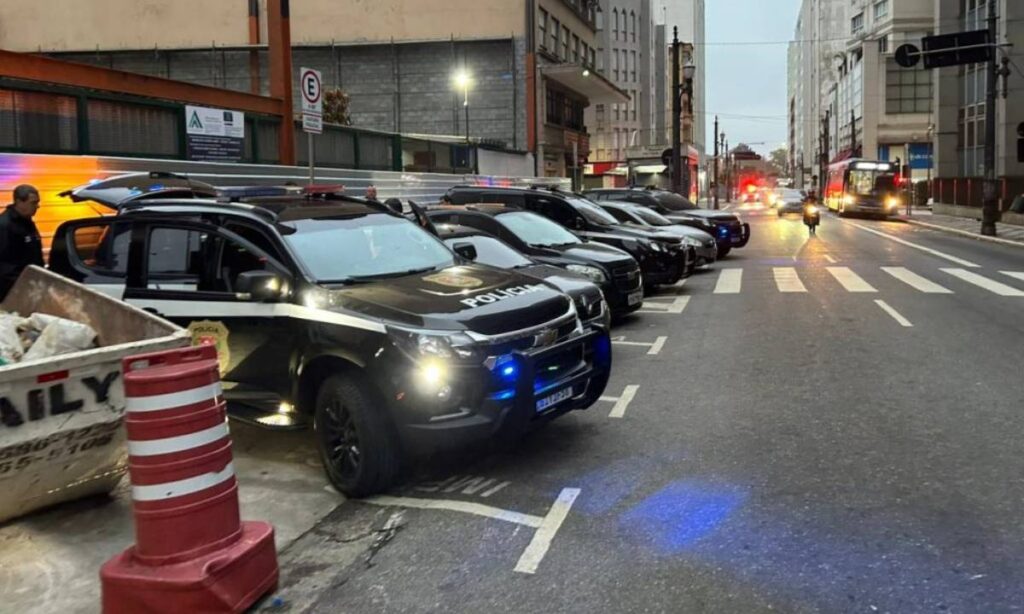 “Swap Oculto”: Polícia Civil mira insiders em fraude bancária de R$ 11 milhões Agentes do Deic durante cumprimento de mandado da Operação “Swap Oculto”, com computadores e documentos apreendidos.