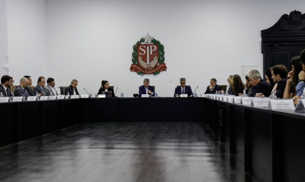 Tarcísio de Freitas e setor de bebidas unem forças contra contaminação por metanol em SP