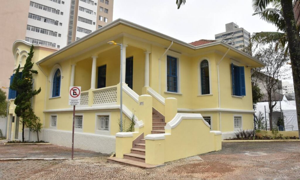‘Sartre 120’ celebra legado existencialista com teatro e intervenção poética na Casa da Palavra, em Santo André