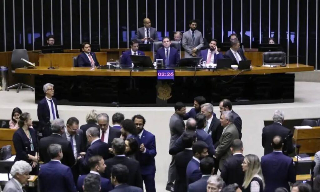 Câmara Aprova Texto-Base do PL Antifacção com Penas Mais Duras; Governo Vê Desconfiguração e Tenta Reverter no Senado