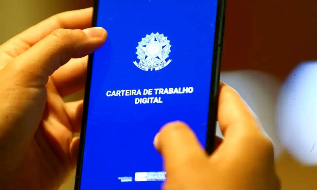 Desemprego cai a 5,4% e bate menor taxa da série do IBGE; emprego formal e renda atingem recordes