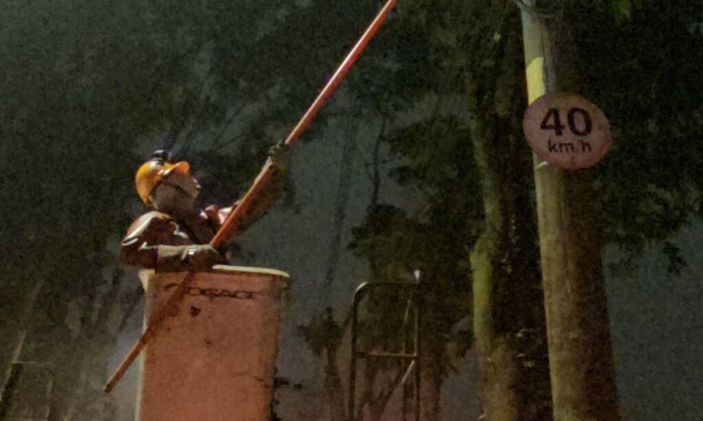 Enel Inicia Megaoperação de Limpeza de Postes em Diadema para Combater Poluição Visual e Risco Elétrico Enel Inicia Megaoperação de Limpeza de Postes em Diadema para Combater Poluição Visual e Risco Elétrico