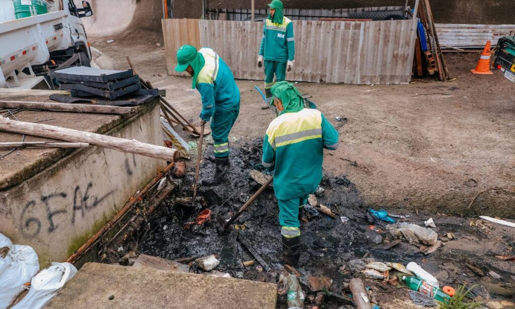 Limpeza de bocas de lobo e manutenção de taludes integram estratégia preventiva para o período de chuvas em São Bernardo