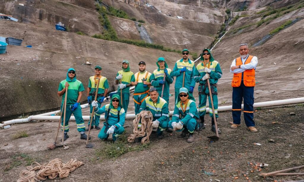 Limpeza de bocas de lobo e manutenção de taludes integram estratégia preventiva para o período de chuvas em São Bernardo