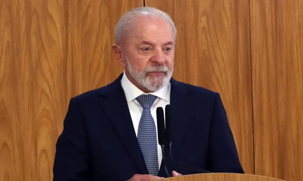 Lula diz que Brasil “deu uma lição de democracia” após prisão de Bolsonaro e militares