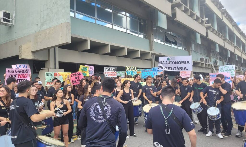 Manifestantes alertam que a indefinição e a dívida podem prejudicar a qualidade da assistência à saúde na região.