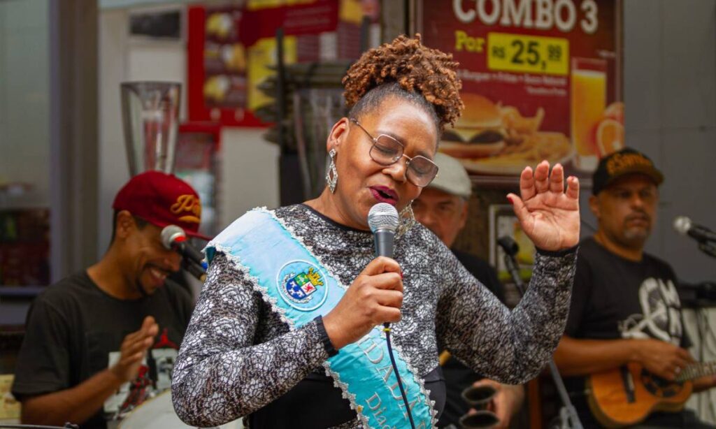 Pandeiro e cavaquinho animaram a população na Praça Castelo Branco