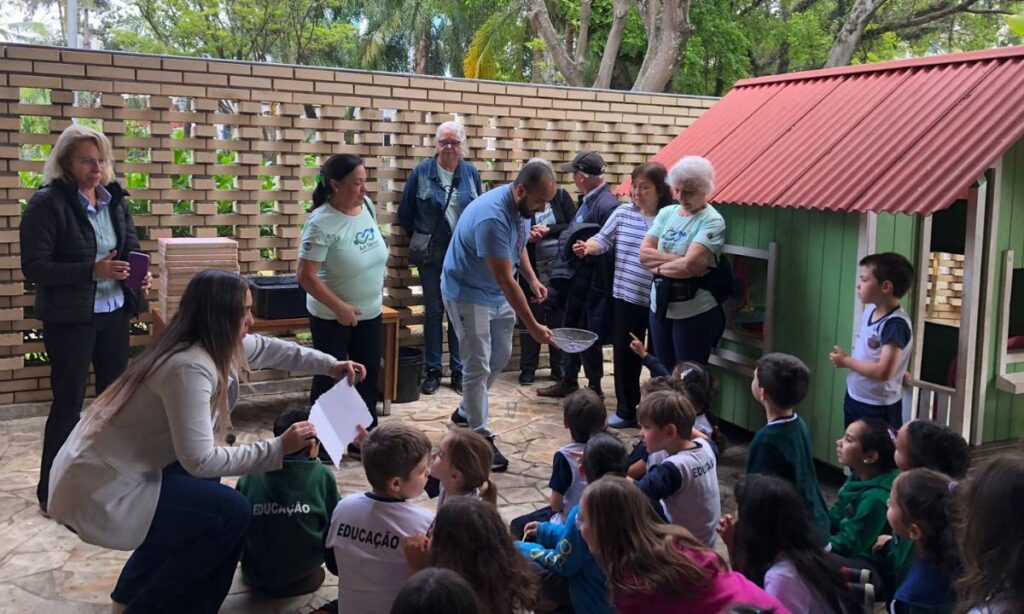 Parceria entre a Terceira Idade de São Caetano e GM promove oficina sustentável que une crianças e idosos Parceria entre a Terceira Idade de São Caetano e GM promove oficina sustentável que une crianças e idosos