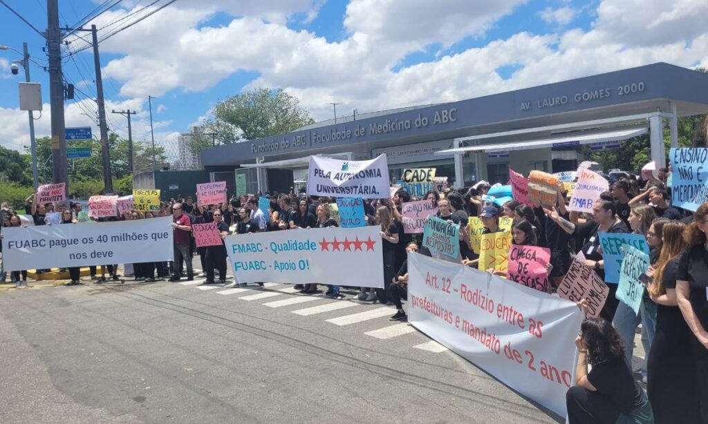 Protesto por renovação na Fundação do ABC reúne mais de 500 pessoas