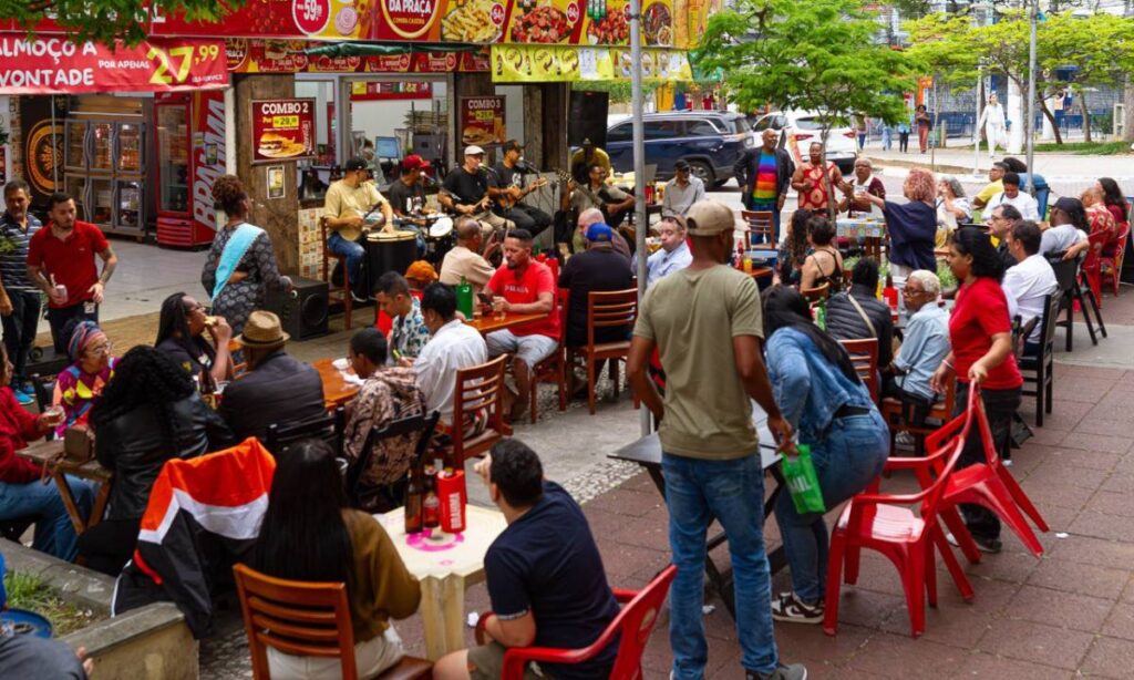 Roda de samba volta ao Centro de Diadema na Kizomba; próximos atos têm moda afro e homenagens Roda de samba volta ao Centro de Diadema na Kizomba; próximos atos têm moda afro e homenagens