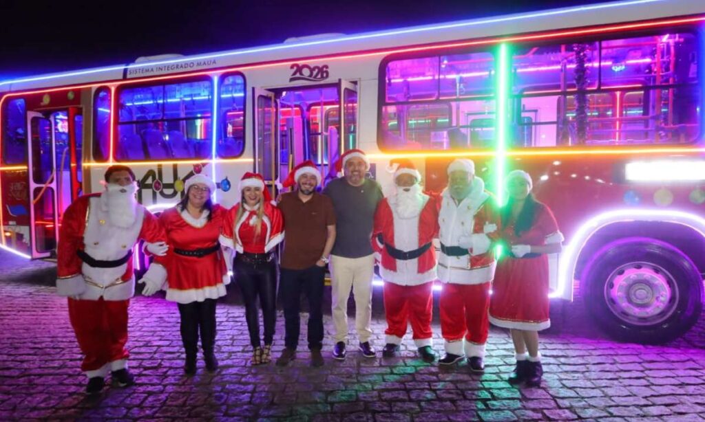 Ônibus natalinos iluminam Mauá e levam magia às ruas; Papai e Mamãe Noel participam dos passeios São Caetano abre Natal 2025 com Papai Noel, árvore gigante e programação gratuita