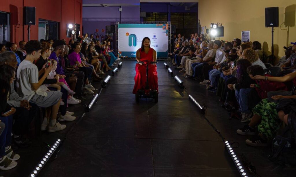 Superação e beleza marcam desfile das alunas das oficinas de Moda de Diadema Superação e beleza marcam desfile das alunas das oficinas de Moda de Diadema
