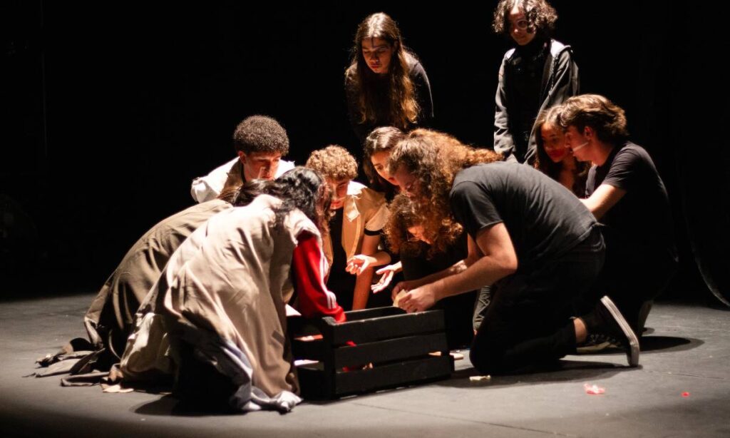 Teatro Singular estreia novo espetáculo Teatro Singular estreia novo espetáculo