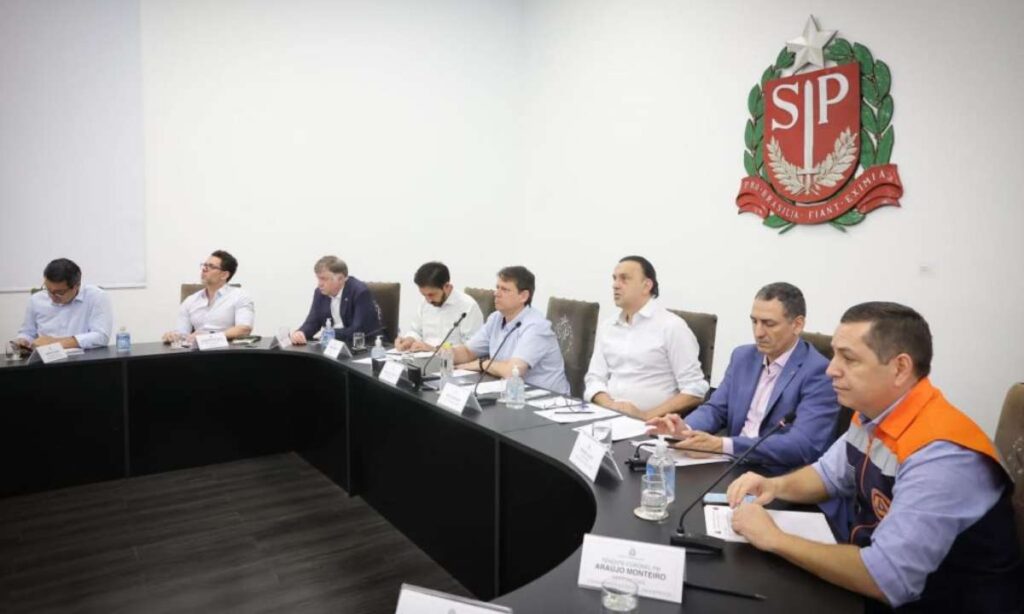 Durante a reunião, o governador destacou a necessidade de atuação integrada entre Estado e municípios para minimizar riscos e impactos à população
