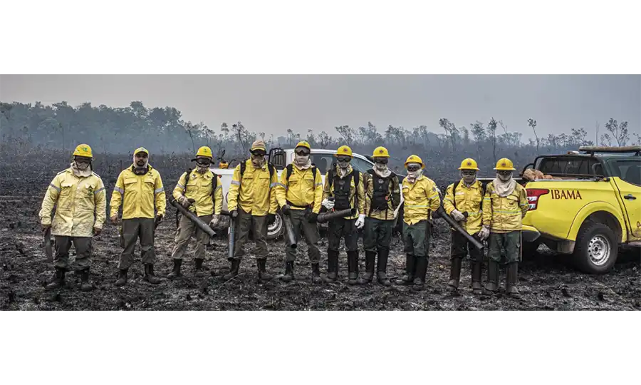Ao iniciar o terceiro mandato à frente do Governo do Brasil, o presidente Luiz Inácio Lula da Silva encontrou um cenário ambiental com taxas de desmatamento em patamares recordes, órgãos de fiscalização fragilizados, políticas ambientais desmontadas e o país isolado no cenário internacional. Simultaneamente, o Brasil enfrentava bloqueio de acordos comerciais e a paralisia do Fundo Amazônia, até então a maior e mais transparente iniciativa para redução de emissões por desmatamento e degradação florestal (REDD+) baseada em resultados no mundo.
 

Frente ao desafio, a pasta de Meio Ambiente e Mudança do Clima passou a liderar uma das mais abrangentes e ousadas operações de reconstrução institucional da história recente. Com o argumento de que não há desenvolvimento econômico desassociado da sustentabilidade, a gestão estabeleceu um modelo em que a preservação deixou de ser vista como obstáculo e se tornou alavanca para um projeto nacional de futuro. Como resultado, o Brasil se reposicionou como liderança global na agenda do clima.
 

"Ao longo dos últimos três anos, o presidente Lula transformou a política ambiental e climática em efetivamente transversal no governo, ponto crucial para que essa agenda atinja o potencial máximo de geração de desenvolvimento econômico e preservação da vida e dos ecossistemas", destaca a ministra Marina Silva. "Não apenas recompusemos o orçamento e capacidade operacional dos órgãos ambientais. Reabilitamos a governança ambiental e derrubamos o desmatamento à metade na Amazônia e em 32,3% no Cerrado, e estabelecemos a lógica de que a proteção ao meio ambiente e o enfrentamento à mudança do clima são centrais para que tenhamos um futuro próspero e seguro, com direito à segurança alimentar e hídrica e um regime climático equilibrado", completa.
 

DESMATAMENTO
» NA AMAZÔNIA CAIU 50%, com três anos seguidos de queda. De agosto de 2024 a julho de 2025, foram 5.796 km², o terceiro menor da série histórica (1988)

» NO CERRADO CAIU 32,3%, segundo ano consecutivo de redução
 

BOLSA VERDE
» PAGAMENTO DE R$ 600 a 84 mil famílias de 2023 até dezembro de 2025. Medida alcança 436 ÁREAS em 113 municípios
 

TRANSFORMAÇÃO ECOLÓGICA
» R$ 138,1 BILHÕES mobilizados via Fundo Florestas Tropicais para Sempre, Eco Invest, Fundo Clima, Fundo Amazônia e Fundo Nacional do Meio Ambinente
 

GOVERNANÇA DO FOGO
» EM COMPARAÇÃO com a média de 2017 a 2024, Brasil registrou, de janeiro a novembro de 2025, redução de 39,5% na área queimada nos seis biomas. DESTAQUES: Amazônia (queda de 75,8%) e Pantanal (de 93,3%)
 

NOVO PAC
» DESTINOU R$ 3,1 BILHÕES para linha de biocombustíveis e restauração de ecossistemas
 

PRIORIDADES — A prioridade foi a recomposição dos orçamentos e da força de trabalho do Ministério do Meio Ambiente e Mudança do Clima (MMA), do Instituto Brasileiro do Meio Ambiente e dos Recursos Naturais Renováveis (Ibama) e do Instituto Chico Mendes de Conservação da Biodiversidade (ICMBio). Com recursos e quadro de servidores restaurados, foi possível realizar a maior contratação de brigadistas florestais federais da história para prevenir e combater incêndios florestais em 2025, adquirir equipamentos, reativar bases de operação em regiões críticas e permitir fiscalização de grande porte.