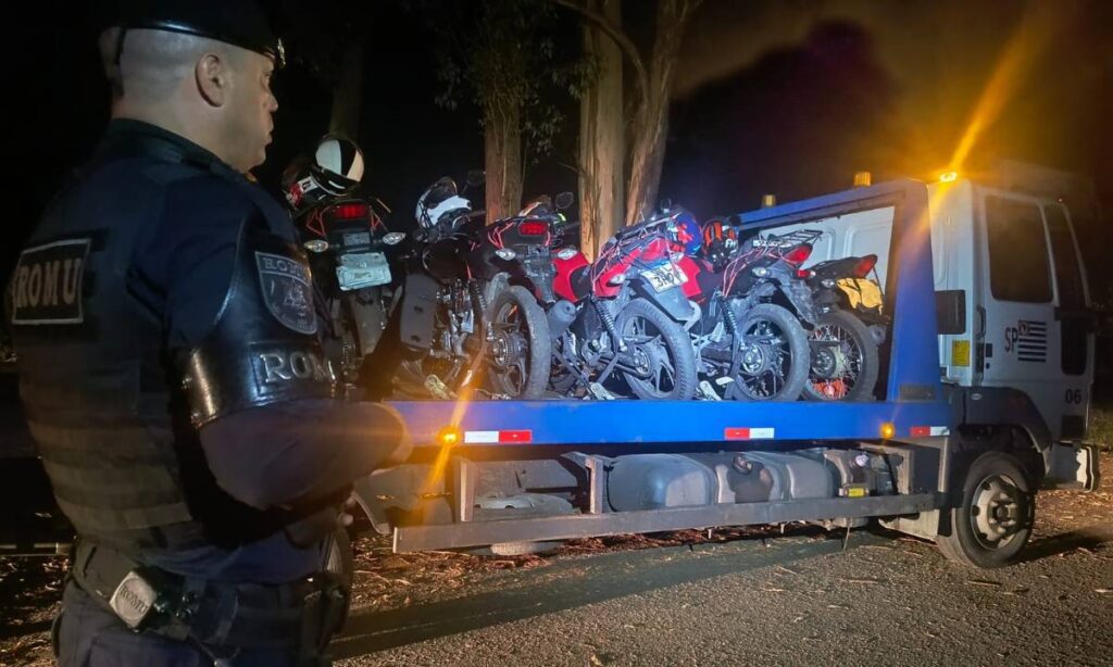 Em São Bernardo, Romu identifica cinco motos com placas adulteradas escondidas em área de mata no Batistini *Em São Bernardo, Romu identifica cinco motos com placas adulteradas escondidas em área de mata no Batistini
