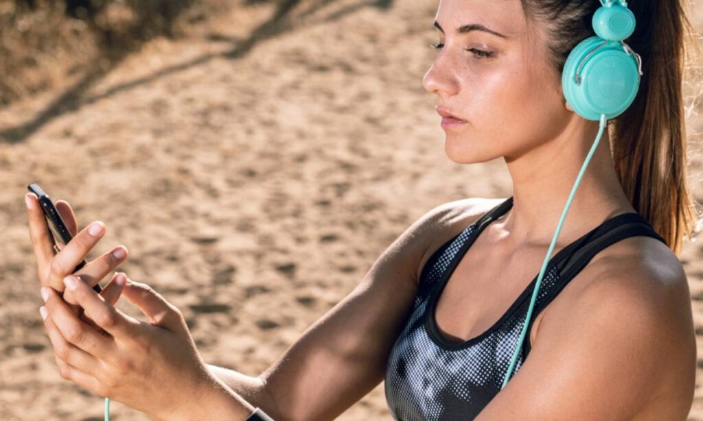 Especialista alerta que o risco de otite no verão vai além do mar e da piscina