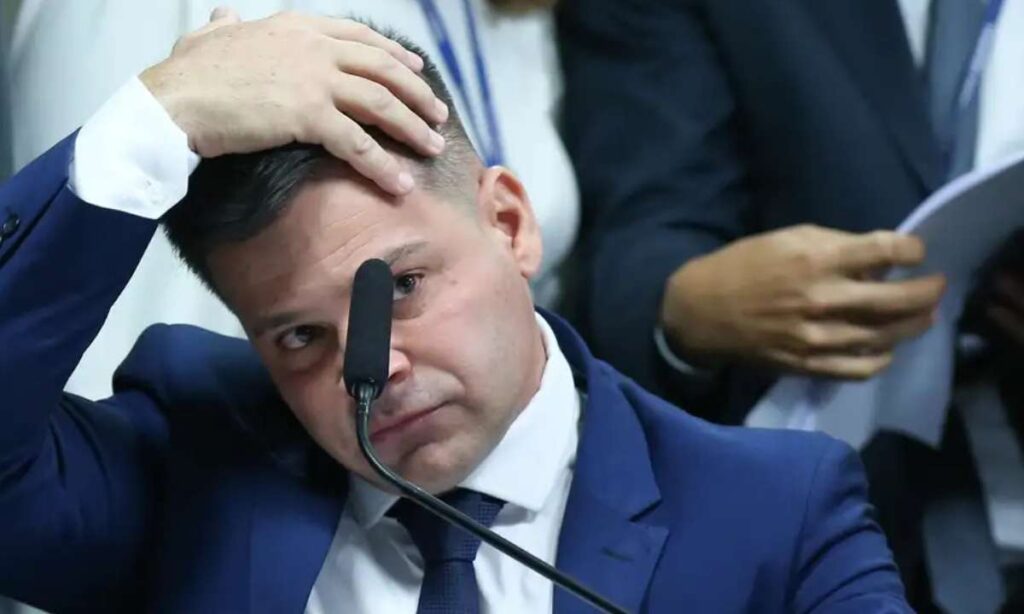 Ex-diretor da PRF, Silvinei Vasques é preso no Paraguai após fuga e violação de tornozeleira no Natal Ex-diretor da PRF, Silvinei Vasques é preso no Paraguai após fuga e violação de tornozeleira no Natal