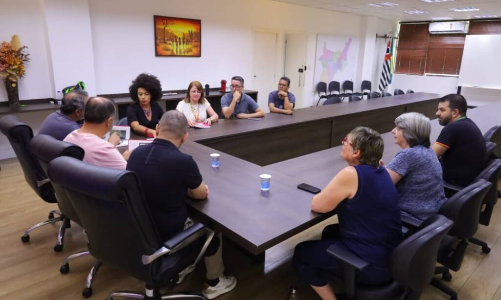 Prefeito Marcelo Oliveira recebe Catálogo do Acervo da Pinacoteca de Mauá Prefeito Marcelo Oliveira recebe Catálogo do Acervo da Pinacoteca de Mauá