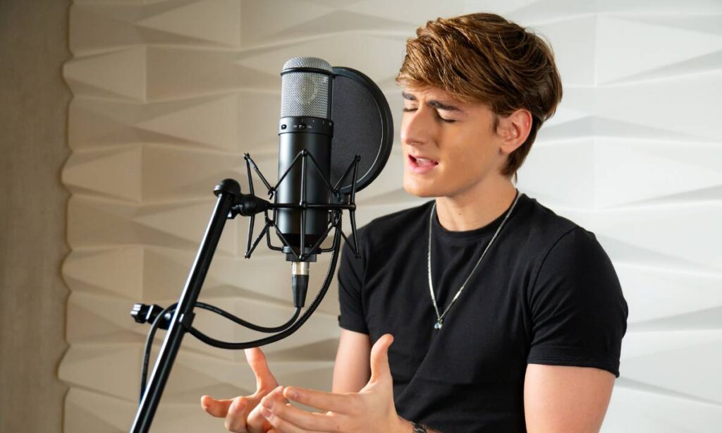 Sam Sabbá reúne suas músicas de 2025 e lança o seu primeiro EP, “Hoje é por Você” Sam Sabbá reúne suas músicas de 2025 e lança o seu primeiro EP, "Hoje é por Você"