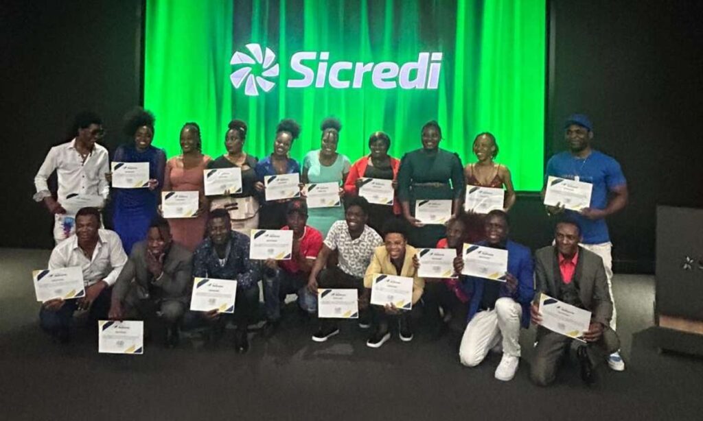 Sicredi entrega certificados do Curso de Alfabetização de Língua Portuguesa para Estrangeiros Sicredi entrega certificados do Curso de Alfabetização de Língua Portuguesa para Estrangeiros