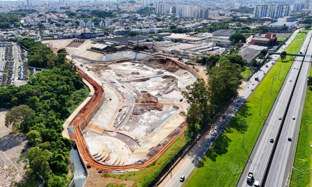 Tarcísio de Freitas inaugura Piscinão Jaboticabal; maior obra de drenagem da América Latina inicia operação no ABC
