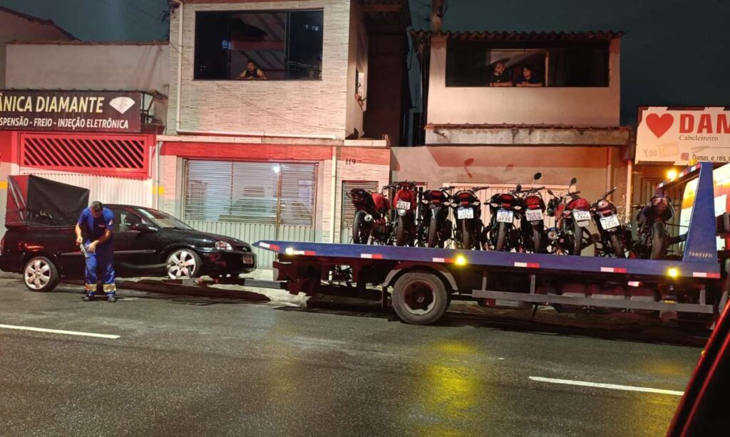 Equipes da Romu de Santo André realizando fiscalização de motos e carros no Jardim Santa Cristina
