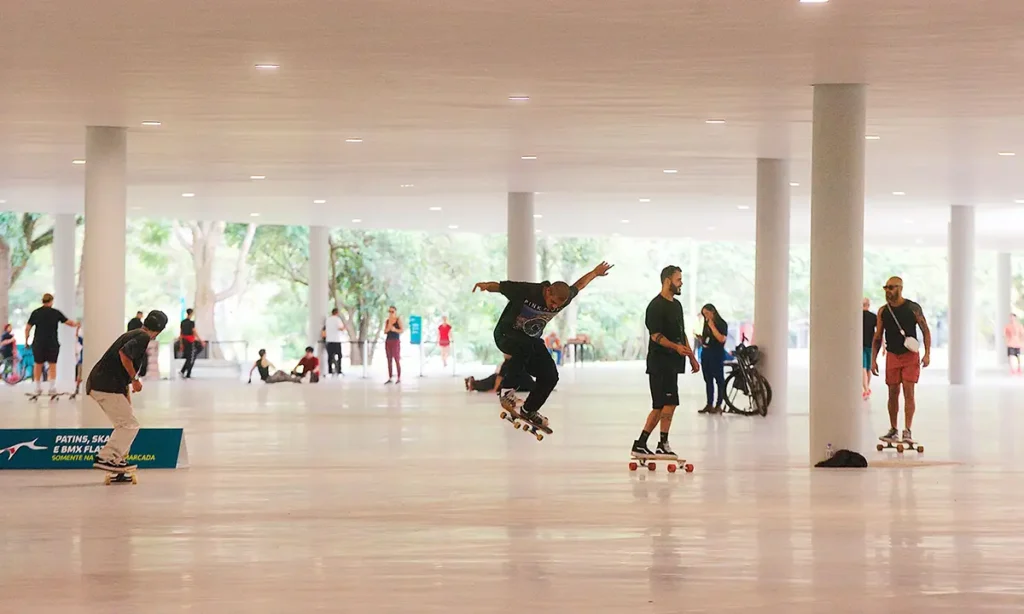 Após obras e novo decreto, Marquise do Ibirapuera reabre com skate, patins e lazer