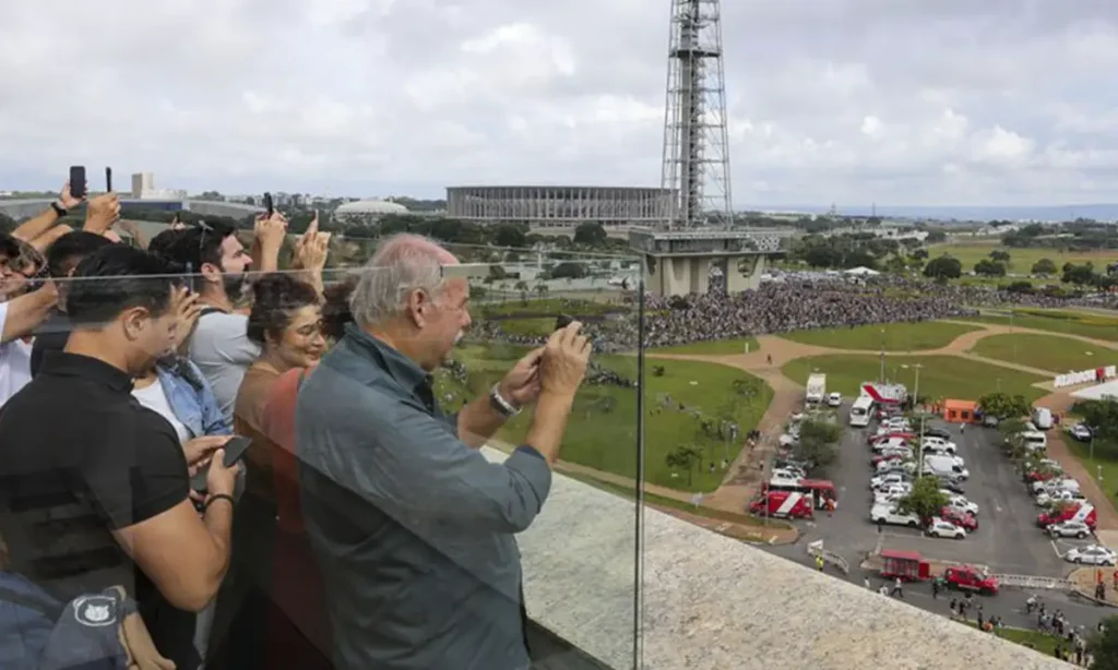 Brasília registrou implosão de edifício neste domingo (25)