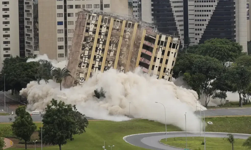 Brasília registrou implosão de edifício neste domingo (25) Brasília registrou implosão de edifício neste domingo (25)