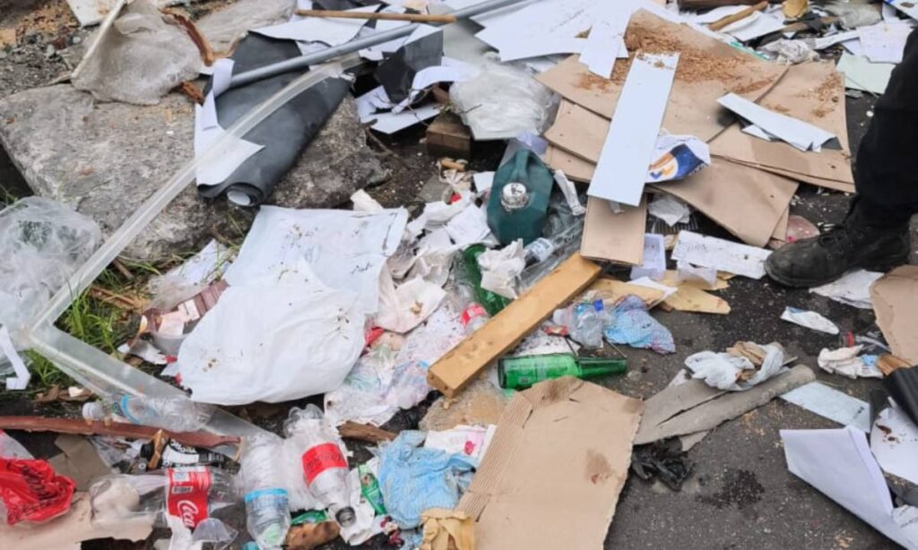 Campanha “Não Seja Porcalhão” descobre materiais de gráfica em meio a entulhos e multa empresa