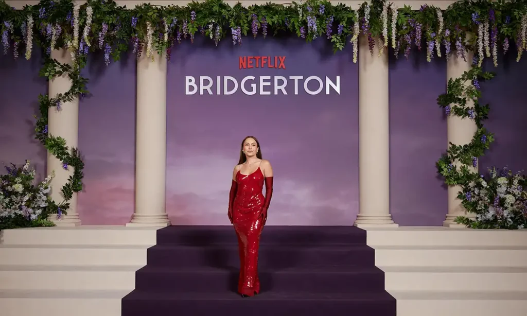 Carla Diaz desfila pelo tapete vermelho da première mundial de Bridgerton em Paris e ganha clique ao lado do galã Luke Thompson