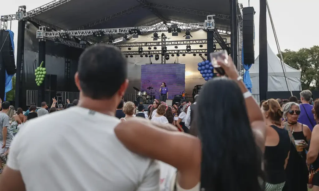 Começa a Festa da Uva 2026: Jundiaí une tradição, inovação e sabor na maior celebração da colheita Público circulando entre barracas de frutas e vinhos na Festa da Uva de Jundiaí, com destaque para a Uva Niágara Rosada.