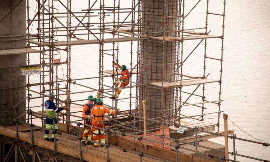 Desemprego atinge menor nível da série histórica e mercado de trabalho registra recordes em 2025