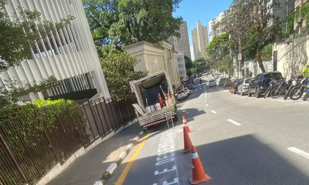 Nova sinalização viária e vagas de táxi no entorno do Shopping Praça da Moça, em Diadema.