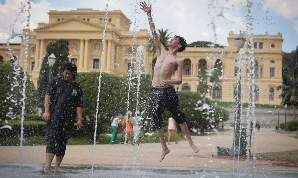 Domingo terá sol, calor e chance de chuva isolada em São Paulo Domingo terá sol, calor e chance de chuva isolada em São Paulo