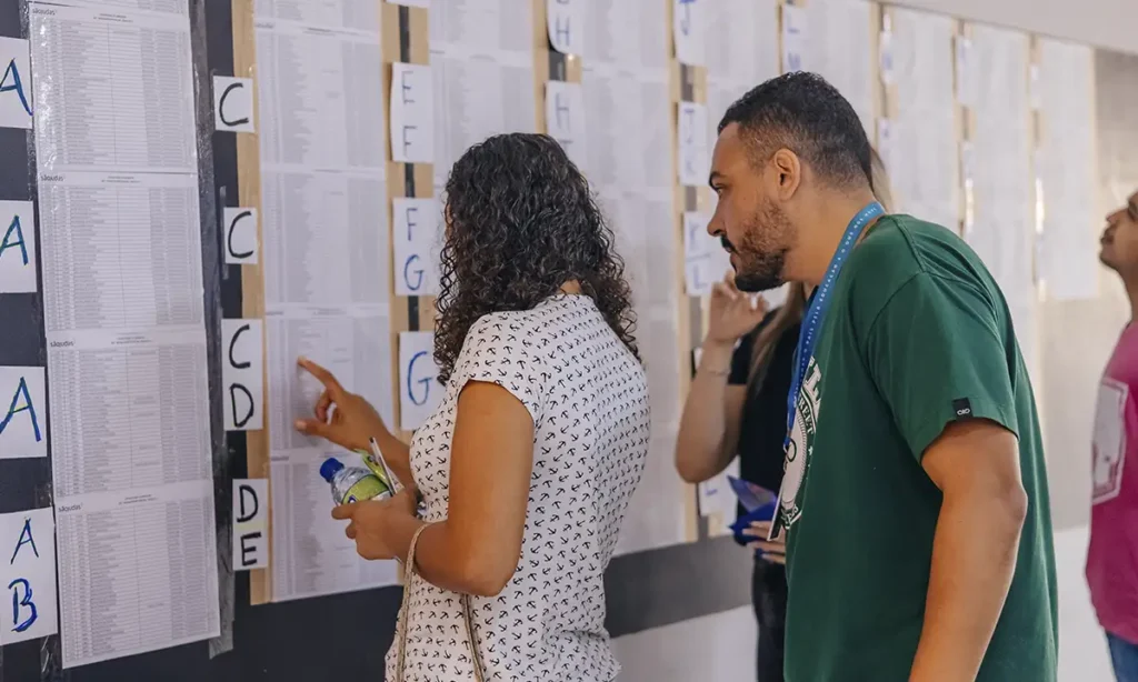 Estudante aprovado no vestibular 2026 da Faculdade Municipal de São Bernardo realizando matrícula no campus Baeta Neves.