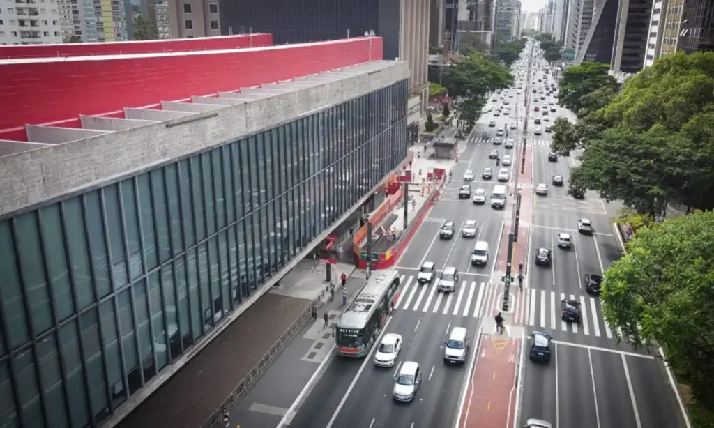 Frente fria se afasta de SP nesta terça (20), mas chuva não dá trégua