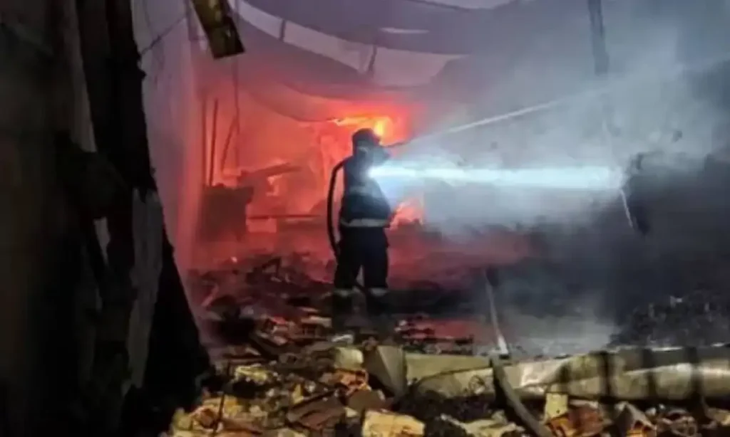 Incêndio atinge fábrica de colchões e destrói imóveis no Jardim Helena, na Zona Leste de SP Incêndio atinge fábrica de colchões e destrói imóveis no Jardim Helena, na Zona Leste de SP