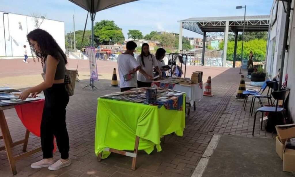 Literatura na Praça promove leitura e doação de livros no Céu das Artes Literatura na Praça promove leitura e doação de livros no Céu das Artes