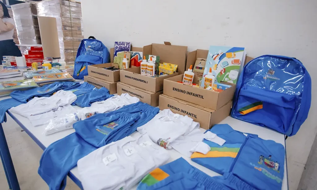 Mais de 66 mil alunos recebem uniformes e kits escolares no início do ano letivo em São Bernardo