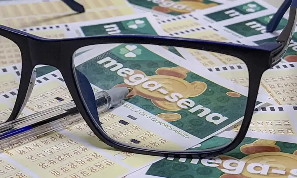 cartela de sorteio das Loterias Caixa com as dezenas da Mega-Sena em destaque