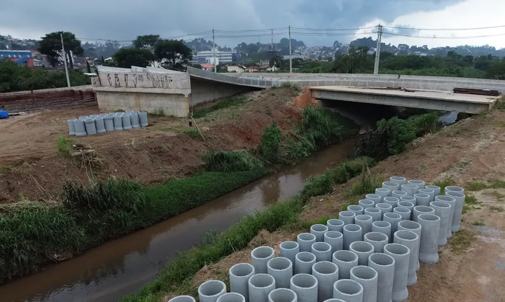 Obras do viaduto estaiado avançam para nova fase com início da drenagem e preparação das estruturas