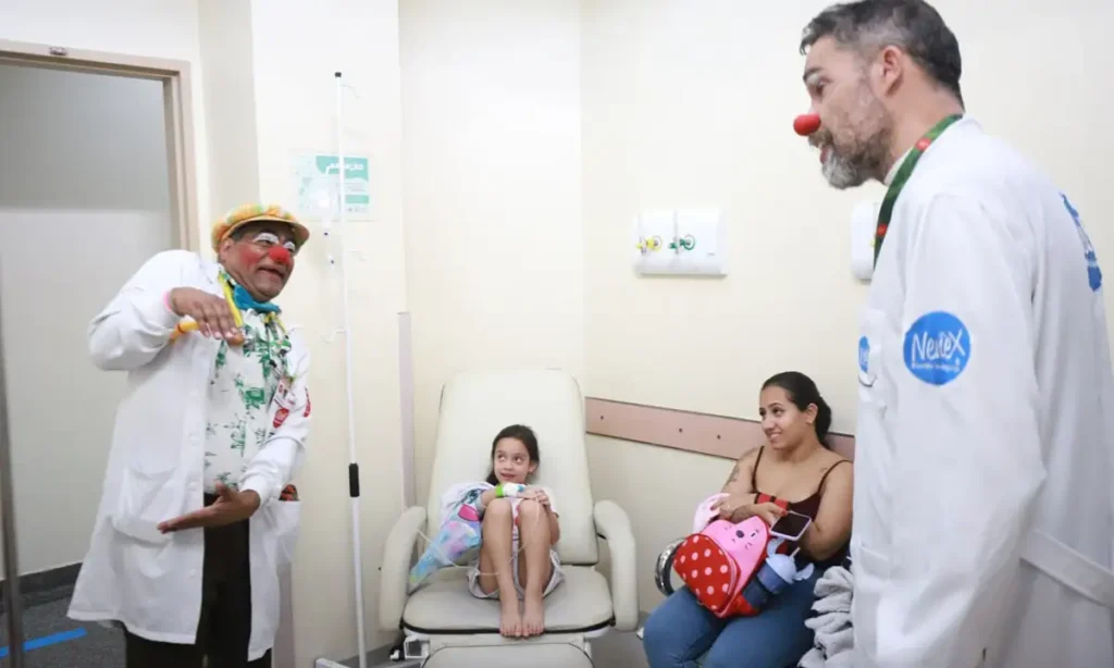Palhaços e música levam alegria e humanização à UPA e ao Hospital Municipal de Diadema