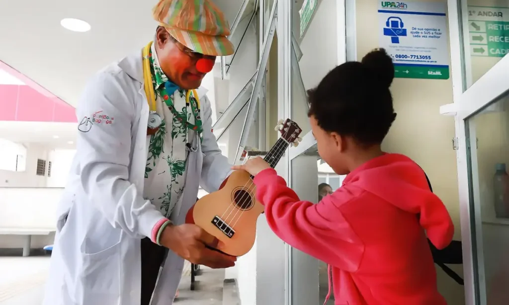 Palhaços e música levam alegria e humanização à UPA e ao Hospital Municipal de Diadema