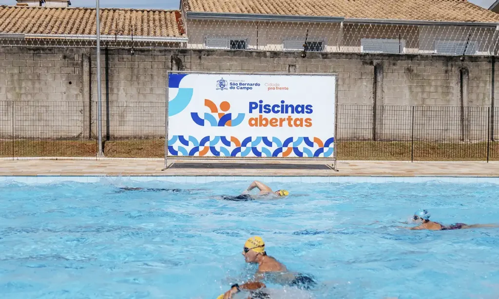 Famílias aproveitam piscinas públicas em São Bernardo durante as férias de verão